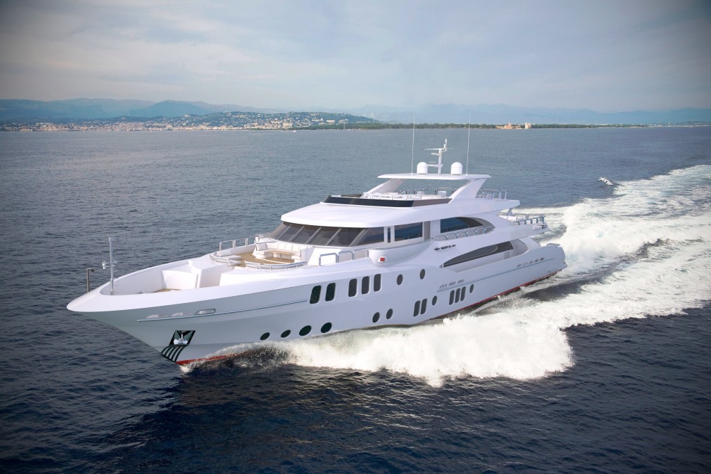 Обновленный дизайн Majesty 155, представленный на международной выставке яхт в Дубае