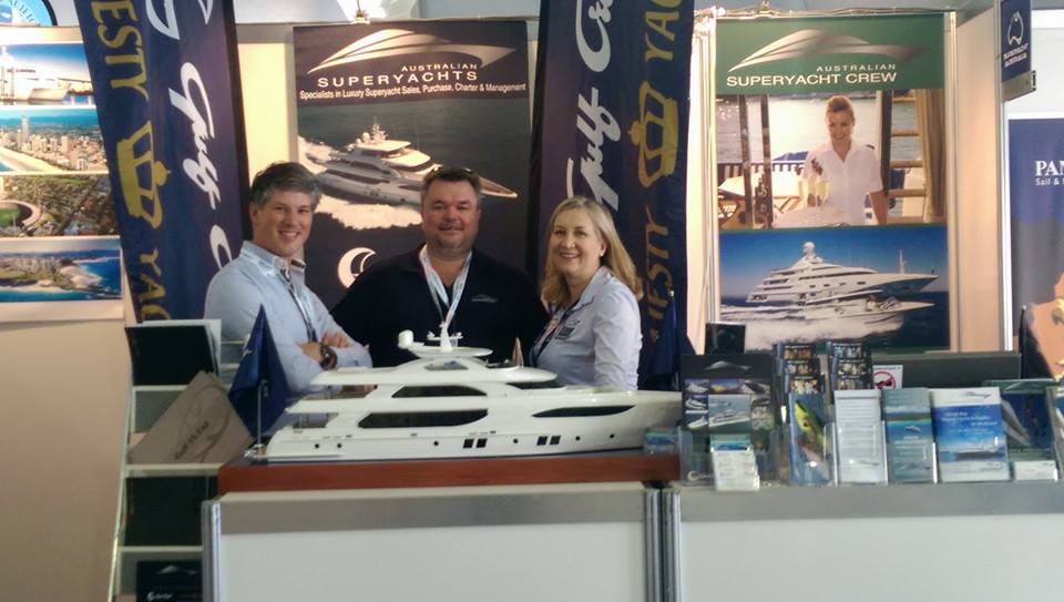 海湾游艇公司首席运营官欧文•班普思与澳大利亚超级游艇的理查德和唐娜•莫里斯在神仙湾船舶展
