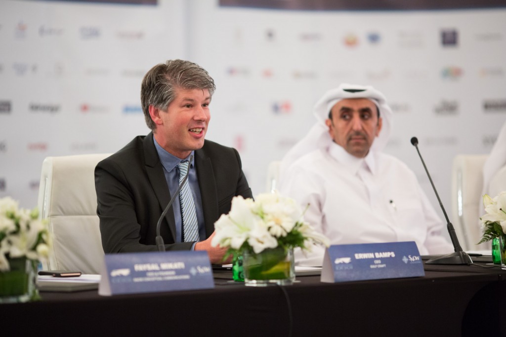 海湾游艇公司首席执行官欧文•班普斯先生（左）参加卡塔尔国际船舶展新闻发布会