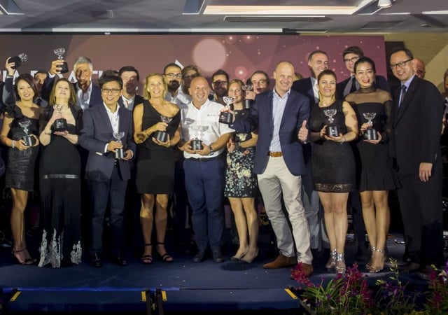 صورة جماعية، أسماء الفائزين في جوائز "آسيا بوتنغ" 2016 نوتيس مينيلاو، مدير المبيعات في جلف كرافت، مع الفائزين الأخرين 