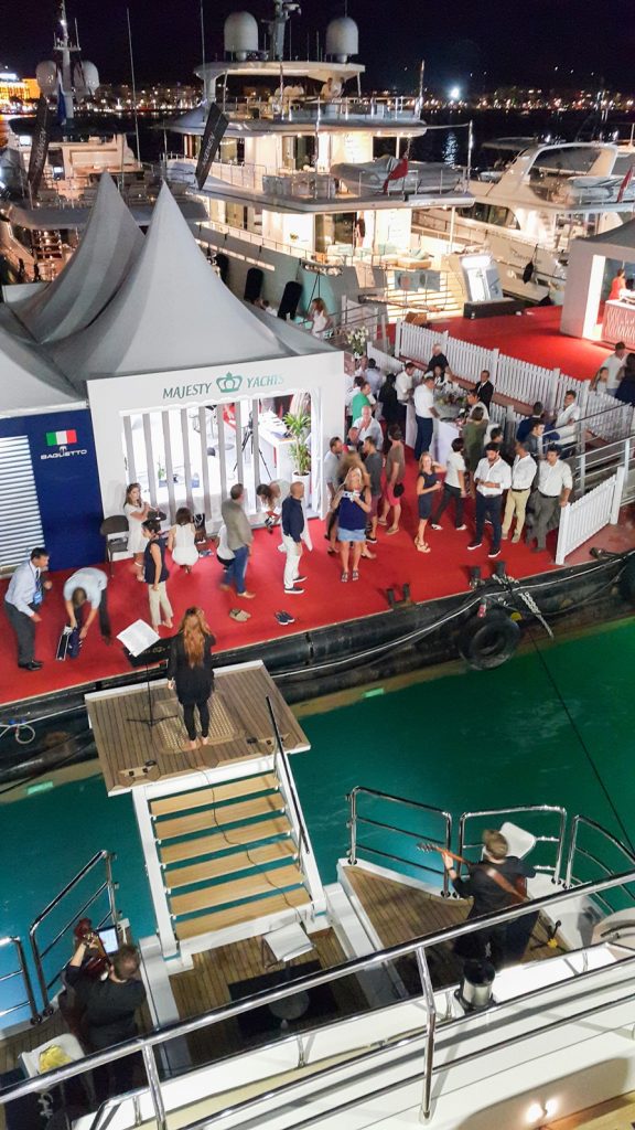 海湾游艇公司展位上举办的鸡尾酒会以及权威110型游艇上的现场娱乐活动