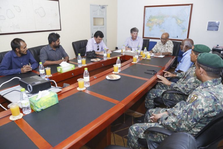 海湾游艇公司员工（左），游艇公司首席执行官欧文·班普斯，马尔代夫国务大臣穆罕默德·祖海尔，马尔代夫国防部代表（右）集体照