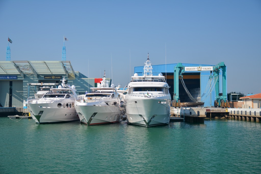 Судостроительный завод компании Gulf Craft в Умм аль Кувейне оборудован монтажными бухтами и двумя подъемниками, рассчитанными на 150 тонн и 500 тонн. 