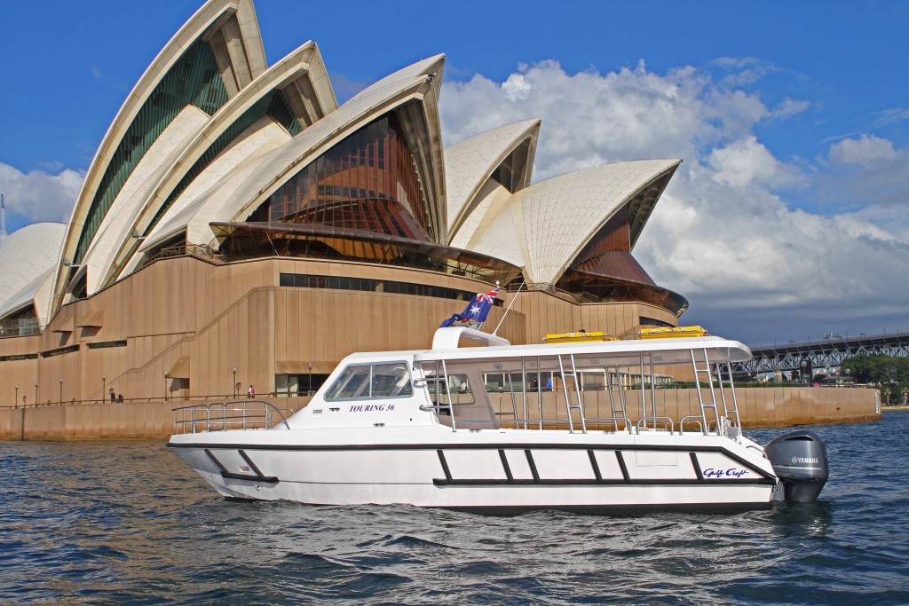 旅行者36型游艇以著名的悉尼歌剧院为背景