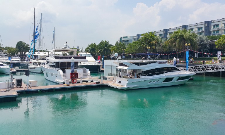 Nomad 65 и Majesty 48 на стенде компании Gulf Craft на выставке яхт в Сингапуре 2016