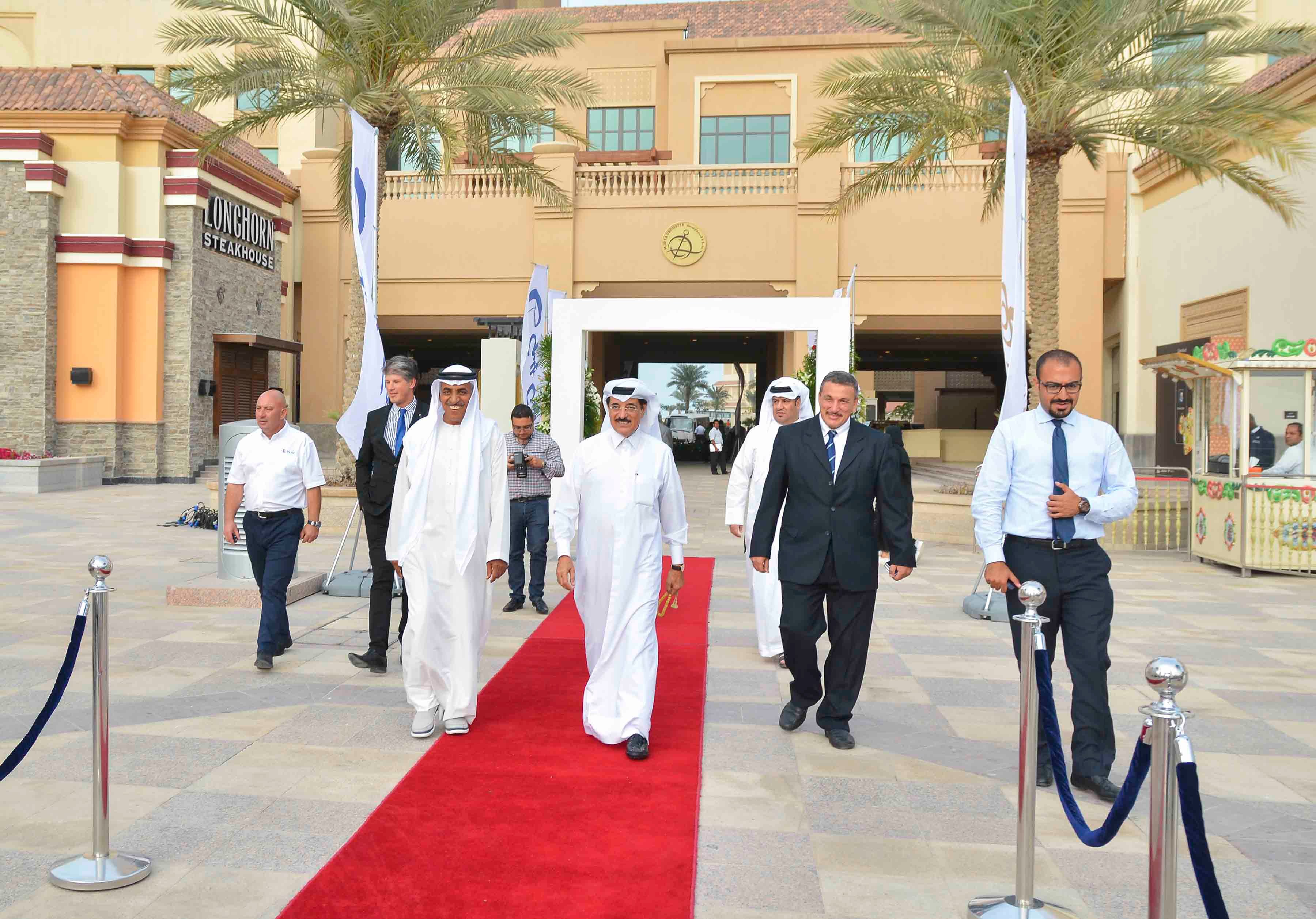 卡塔尔文化，艺术及遗产部部长哈迈德·本·阿卜杜勒·阿齐兹·阿勒库瓦里殿下（中）同海湾游艇公司董事长默罕默德·阿沙阿里（左）