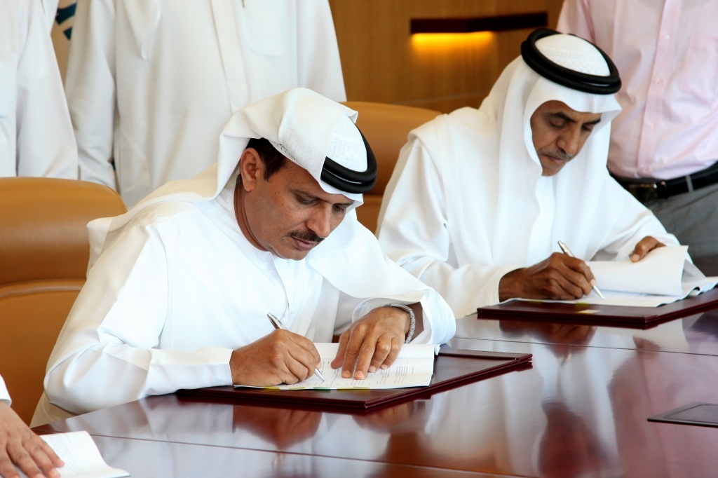 海湾游艇公司的总裁默罕默德•侯赛因•阿沙阿里先生（右）与迪拜海运城的总裁哈米斯•朱玛•卜阿米殿下（左）签订协议