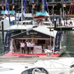 يرحب بكم فريق الشركة الأسترالية لليخوت الفاخرة- اليوم الرابع من معرض سيدني الدولي للقوارب- ريتشارد موريس، ودونا موريس، وبيتر لوفيت.