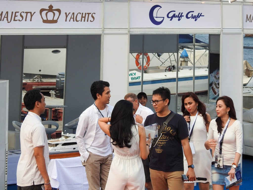 Гости у стенда компании Gulf Craft во время выставки яхт в Индонезии 2015.