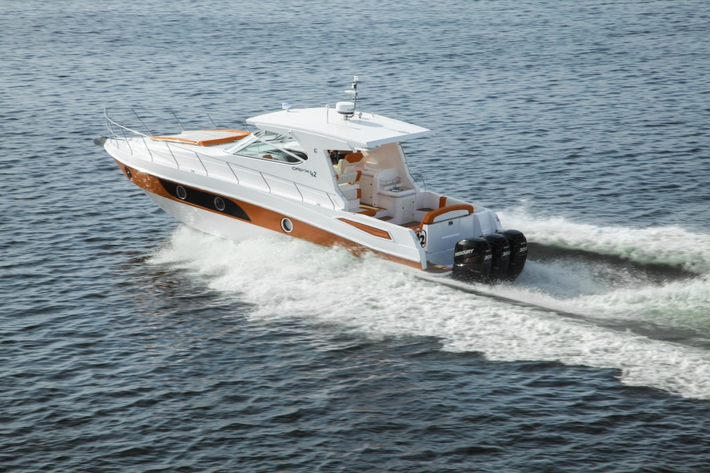Яхта Oryx 42 оборудована тремя внешними двигателями