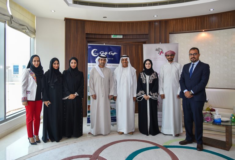 集体照：阿卜杜拉阿齐兹·本·侯麦德·阿勒努埃米殿下（中左）同阿卜杜拉阿齐兹·本·侯麦德基金员工（左），默罕默德·阿沙阿里阁下（右中）及海湾游艇公司代表（右）