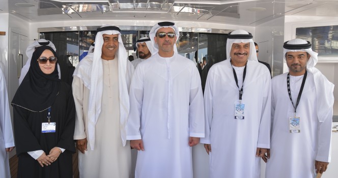 Слева - направо: Абир Альшаали, Мохаммед Альшаали, Его Величество шейх Заиф бин Зайед аль Найян и доктор Тайед Камали