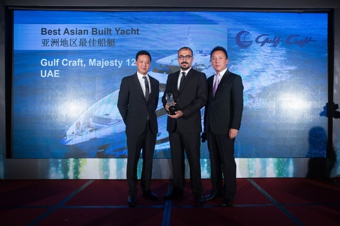 محمود عيتاني، مدير التسويق والإعلام لدى شركة جلف كرافت، يتسلم جائزة "أفضل يخت بُني في آسيا" التي نالها اليخت ماجستي 122 ضمن جوائز "آسيا بوتنغ" الملاحية المرموقة