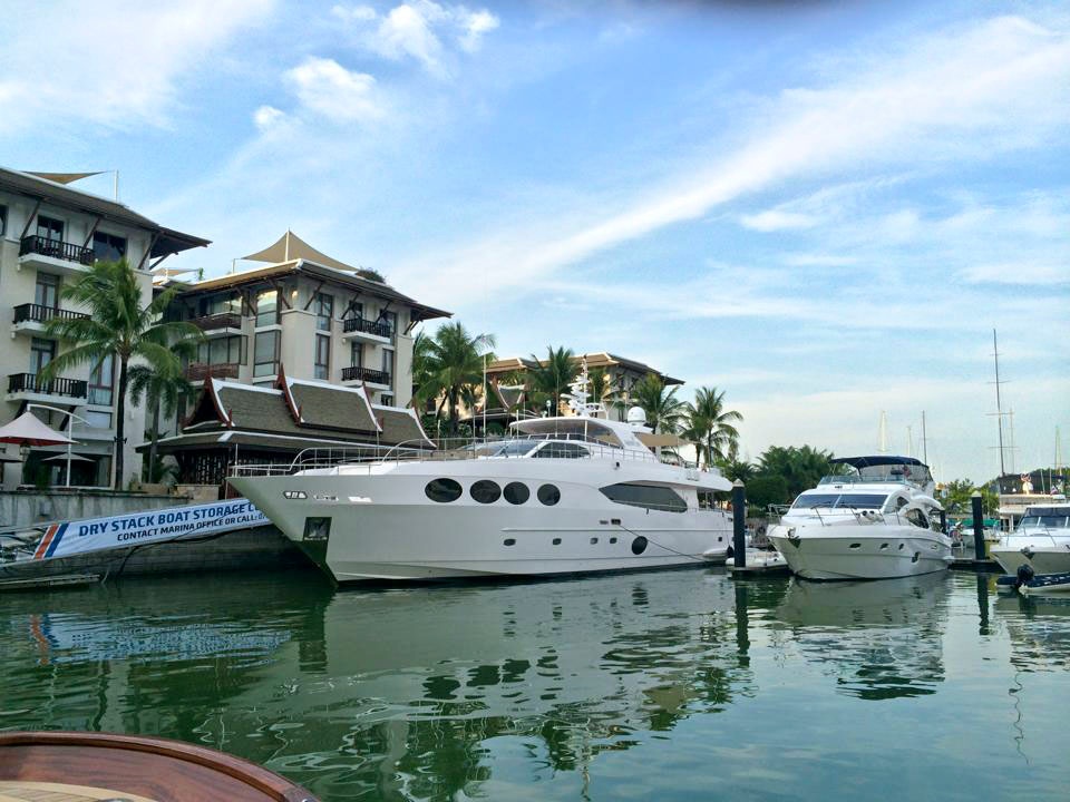 权威105型游艇及权威56型游艇停靠在皇家普吉码头，为2016普吉岛国际船舶展做好了准备