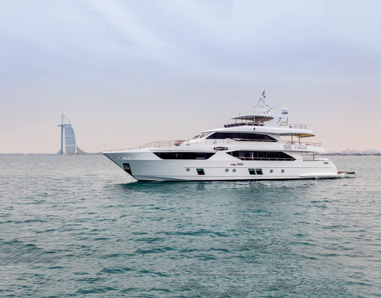 Majesty 110 стоит на якоре близ Бурдж-эль-Араб, в Дубае
