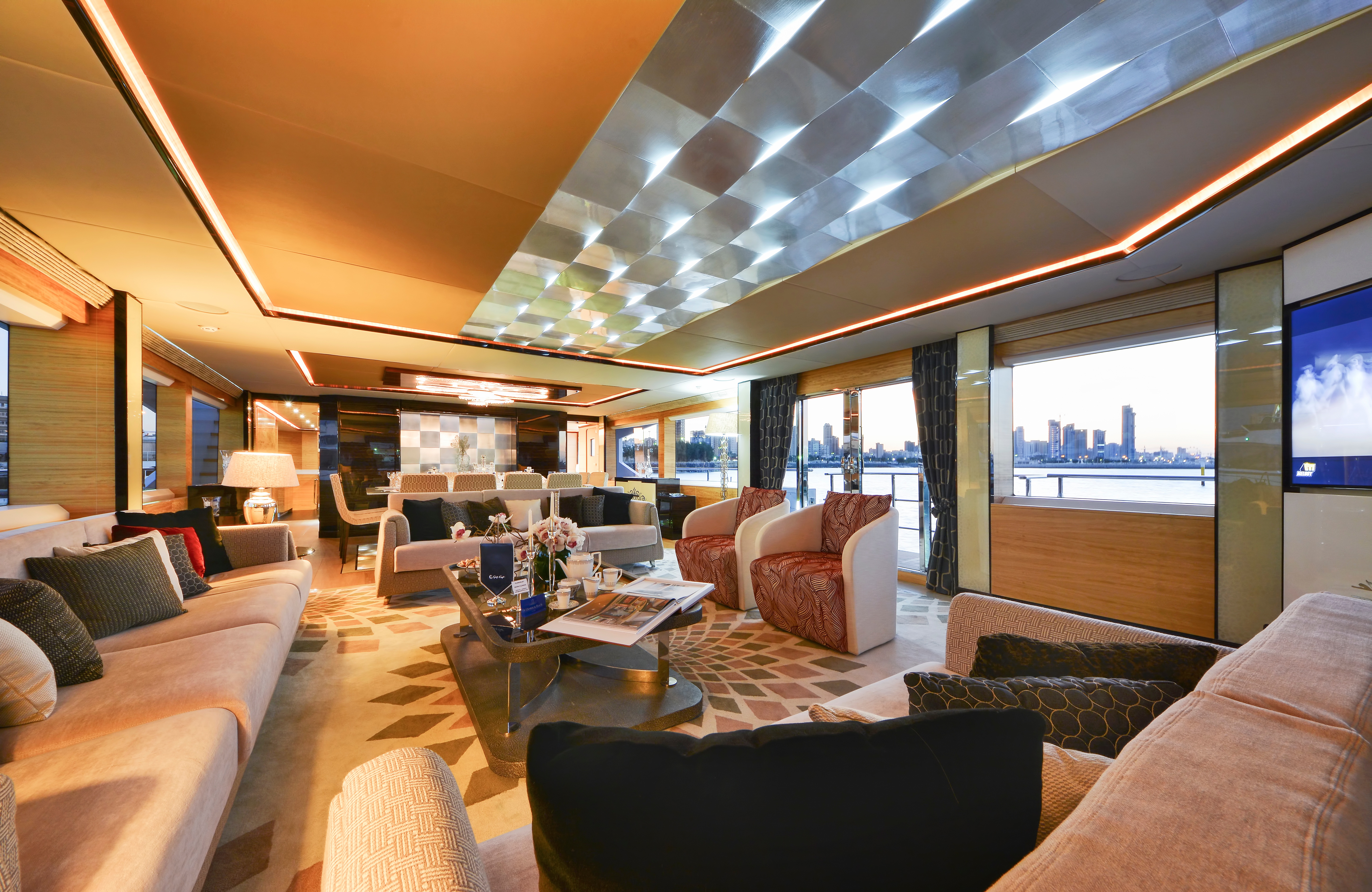 Основная каюта Majesty 122