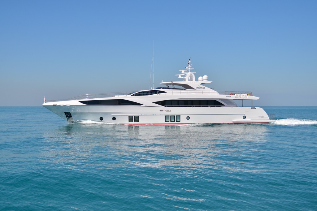 Majesty 122 вид сбоку