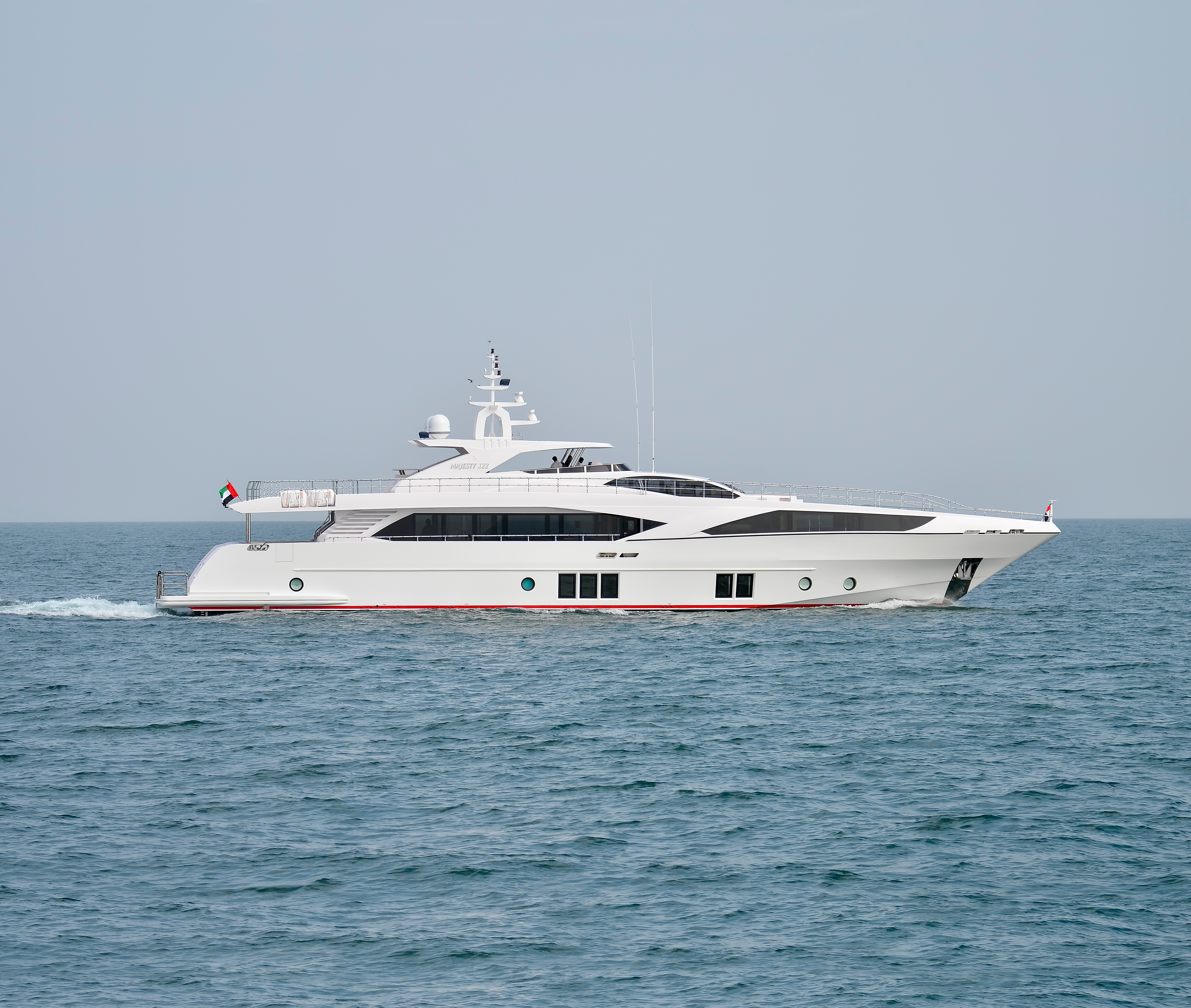Majesty 122 вид сбоку