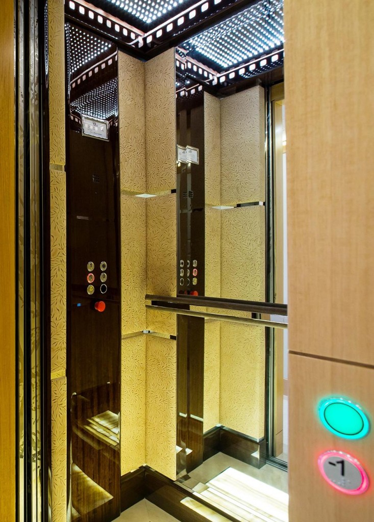 权威155型游艇电梯连接上下甲板