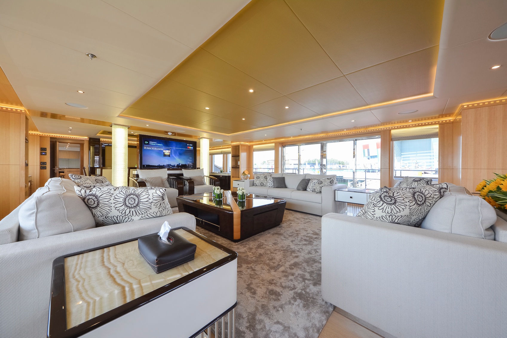 Основная каюта Majesty 155