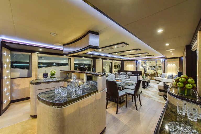 Вид камбуза, столовой зоны и главного салона Majesty 90