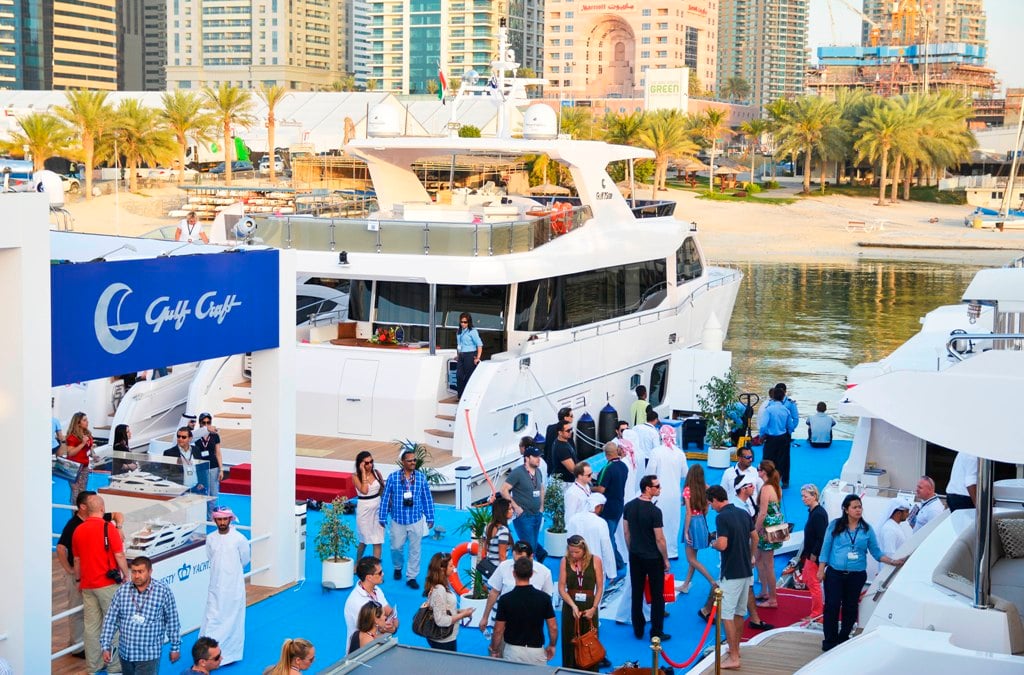 Посетители в ожидании посетить последние модели Majesty яхт на международной выставке яхт в Дубае