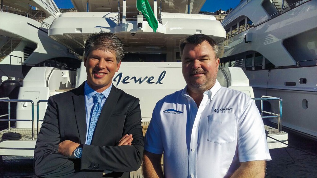 海湾游艇公司首席执行官欧文•班普斯与澳大利亚超级游艇理查德•莫里斯船长在一起 