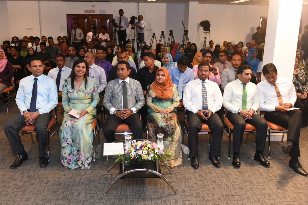 Участники программы Dhasvaru Министерства образования, Мальдивы.