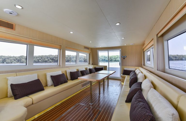 Sea Lounge 40: главный салон (2)