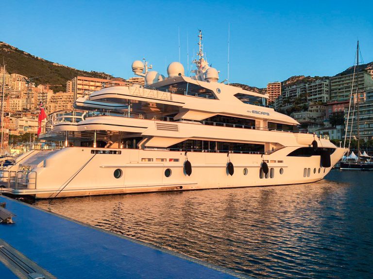 阿联酋制造的最大型超级游艇权威155型游艇抵达赫拉克勒斯港