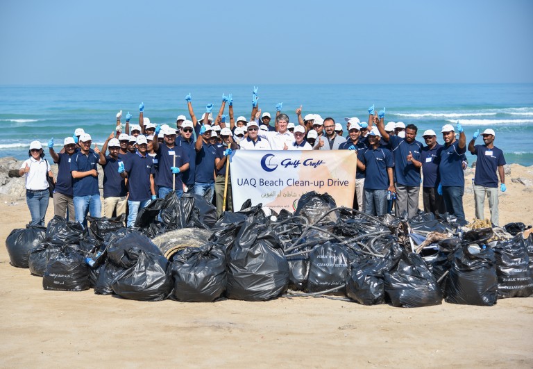 فريق جلف كرافت في خدمتك. صور لموظفي الشركة الفخورين بعد نصف يوم عمل في تنظيف الشواطئ في أم القيوين . 