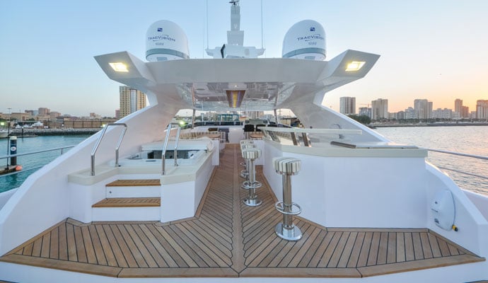 Флайбридж яхты обеспечивает доступ к передней носовой части.