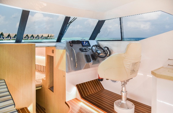 Silvercraft 36 HT Cabin, helm.jpg