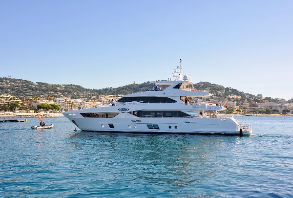 Majesty 110 as it enters Cannes Yachting Festival.jpg
