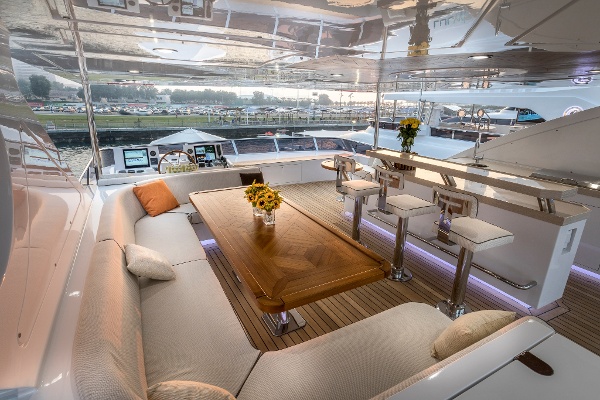 Majesty 125 Fly-bridge (1).jpg