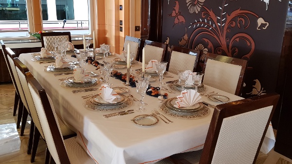 Majesty 155, Dining Area