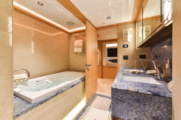 Owner's En Suite (3).jpg